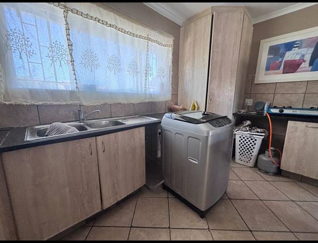 2 BEDROOM APARTMENT FOR SALE IN FLORIDA GLEN